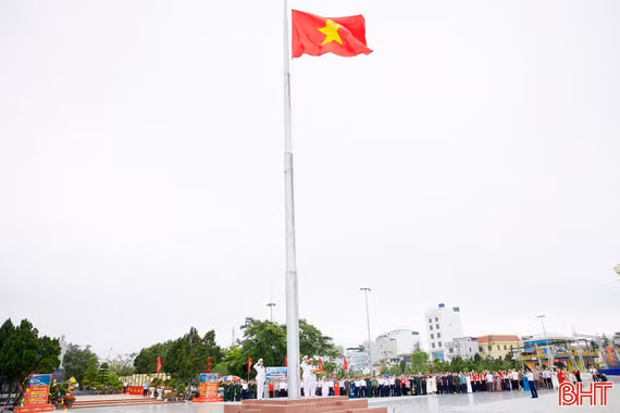 Thiêng liêng lễ thượng cờ trên đảo tiền tiêu Cô Tô