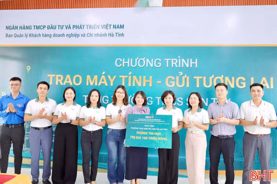 Trao tặng phòng máy tính cho Trường THCS Sơn Tây