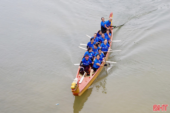 Vui hội đua thuyền truyền thống trên sông Ngàn Phố