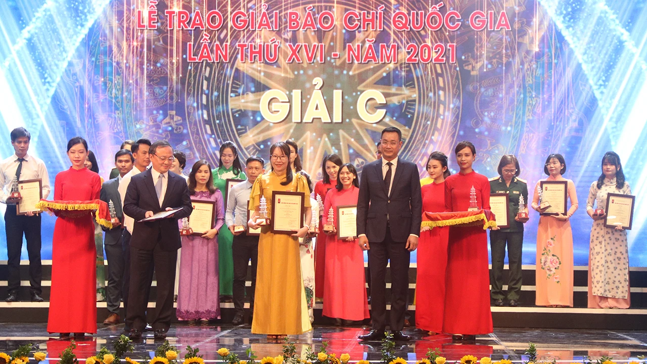 Nhóm tác giả Báo Hà Tĩnh nhận giải C - Giải Báo chí quốc gia năm 2021