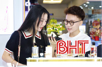 Valentine cận Tết: Thị trường quà tặng thêm ngọt ngào