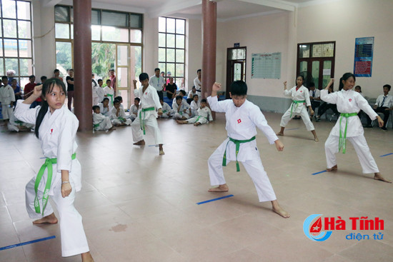 photo man nhan man len dai cua 450 vo si nhi