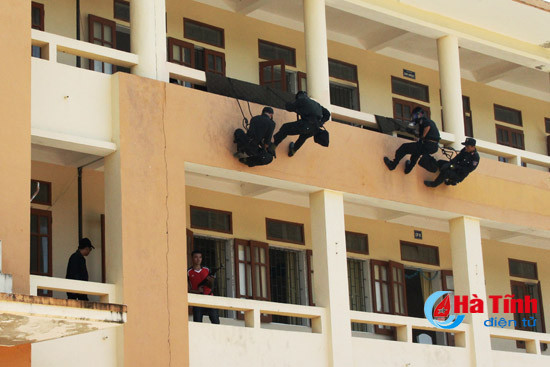 photo gay can man giai cuu con tin tai ubnd huyen vu quang