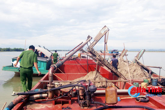 canh sat moi truong bat 5 sa lan hut cat trai phep tren song lam