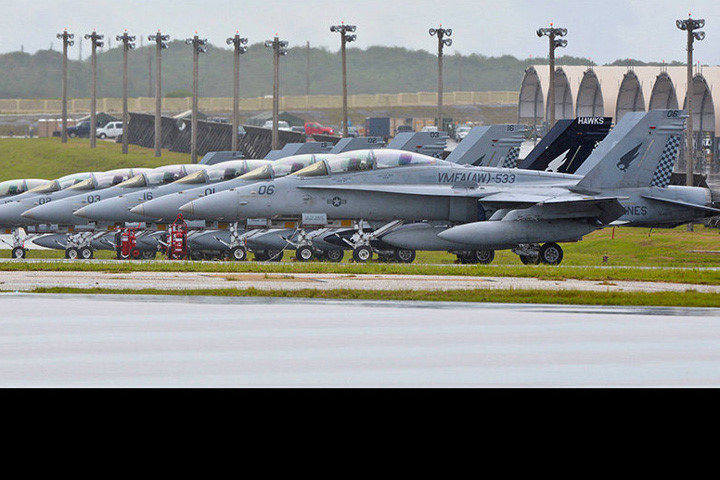 can canh can cu khong quan va hai quan guam cung cac vu khi cua my