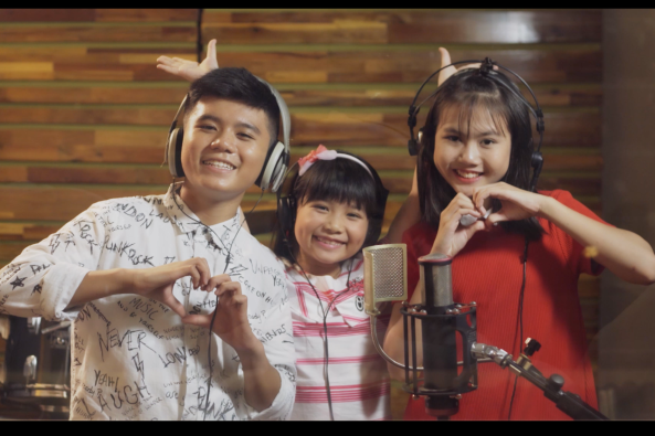 co gai den tu hom qua can moc trieu luot xem tung video dac biet