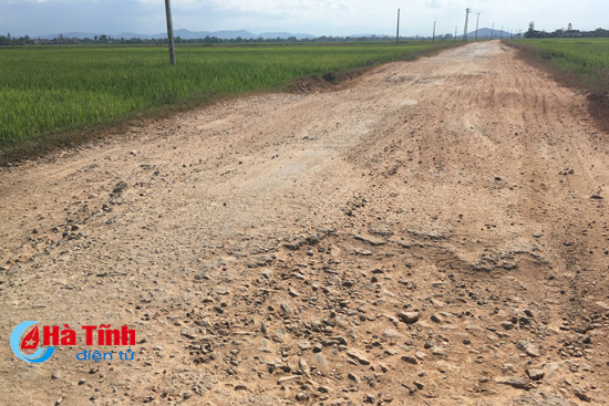 video xe tai cho dat da bam nat duong lien huyen