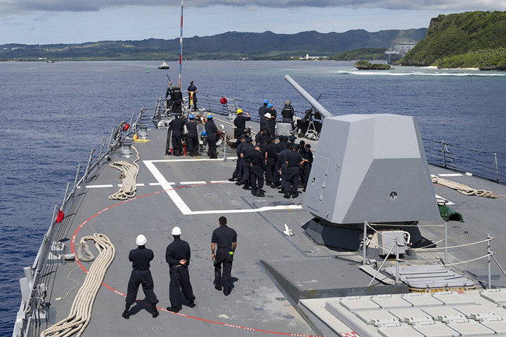 can canh can cu khong quan va hai quan guam cung cac vu khi cua my