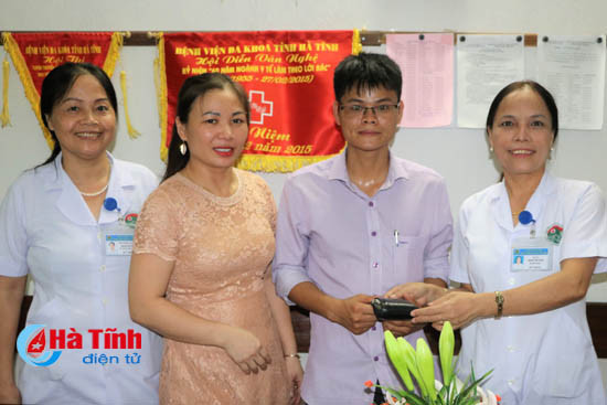 nhan vien y te tra lai vi tien nhat duoc trong bvdk ha tinh