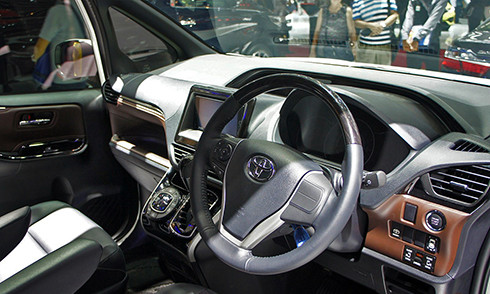toyota voxy 2017 mpv dan anh cua innova trinh lang