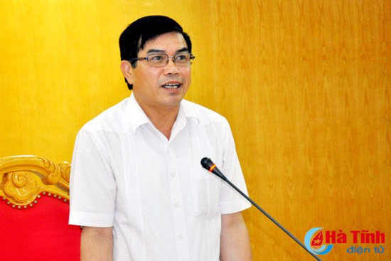 Phó Chủ tịch UBND tỉnh Đặng Quốc Vinh: Mặc dù trong tình hình địa phương còn khó khăn, nhưng Hà Tĩnh đã triển khai nghiêm túc các văn bản của Trung ương, đồng thời, thành lập Ban Chỉ đạo, ban hành kế hoạch nhằm phát triển công tác thanh niên giai đoạn 2016 - 2020... Hà Tĩnh mong muốn Bộ Nội vụ tiếp tục quan tâm, hỗ trợ địa phương trong quản lý Nhà nước về công tác thanh niên và công tác tổ chức, chính sách đối với TNXP… ha tinh can manh dan xay dung mo hinh diem trong quan ly thanh nien