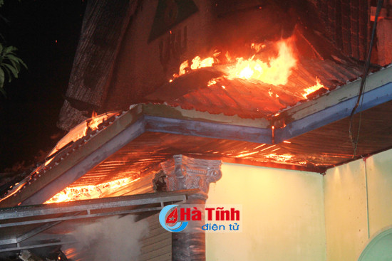 video chay lon o quan karaoke doi sim nghi xuan