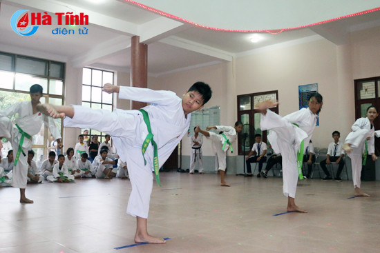 photo man nhan man len dai cua 450 vo si nhi