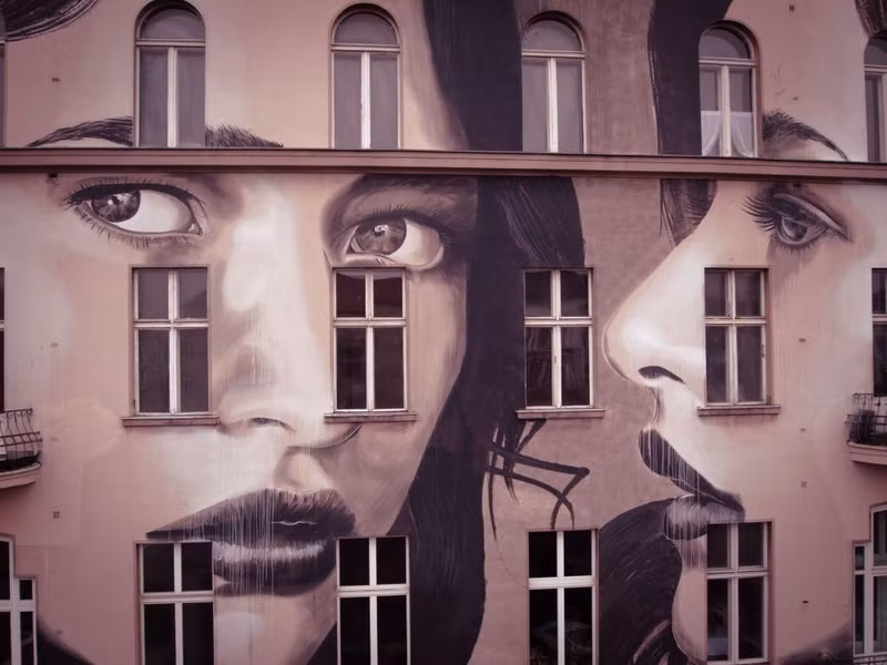 nghe si ve tranh graffiti ben trong nhung ngoi nha hoang