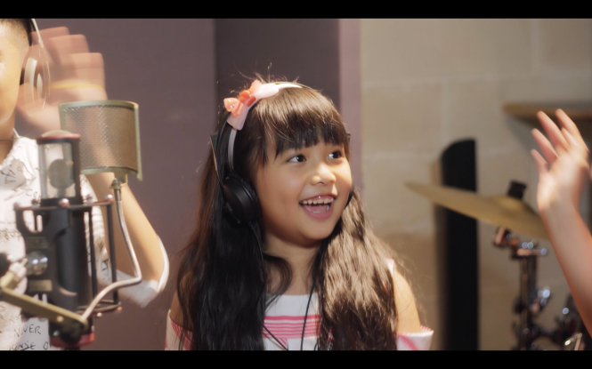 co gai den tu hom qua can moc trieu luot xem tung video dac biet