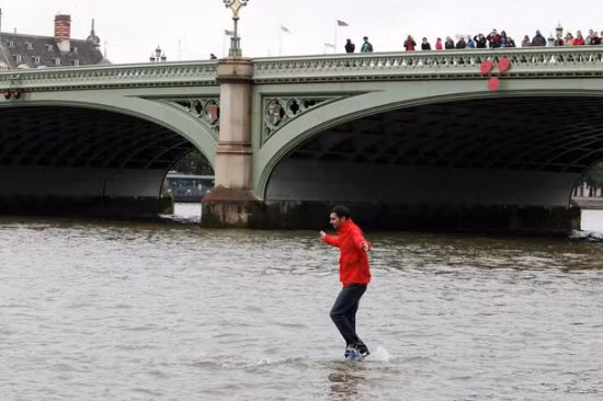 lat tay man ao thuat buoc di tren mat nuoc khien nguoi xem phai ha hoc mom