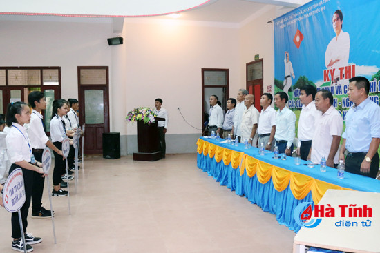 photo man nhan man len dai cua 450 vo si nhi