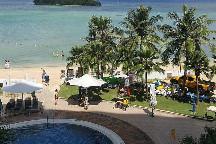 can canh can cu khong quan va hai quan guam cung cac vu khi cua my