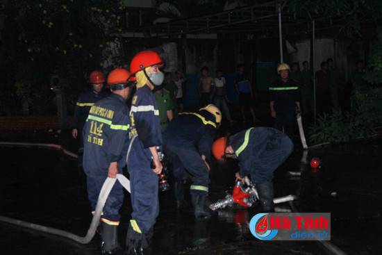 video chay lon o quan karaoke doi sim nghi xuan