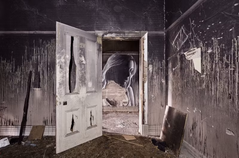 nghe si ve tranh graffiti ben trong nhung ngoi nha hoang