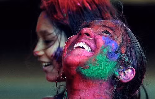 con nguoi co the doi mau phu hop voi moi truong xung quanh nhu tac ke