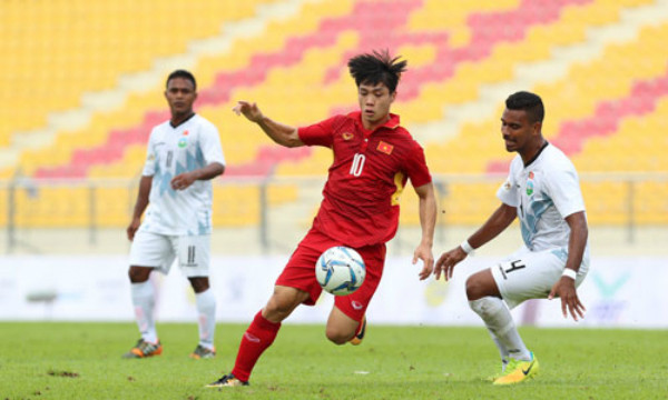 Công Phượng đi bóng trước cầu thủ Timor Leste. Ảnh: Đức Đồng. viet nam thang dam tran mo man sea games 29