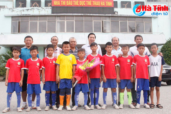 gap mat doi bong da nhi dong ptf ha tinh truoc gio du giai toan quoc 2017