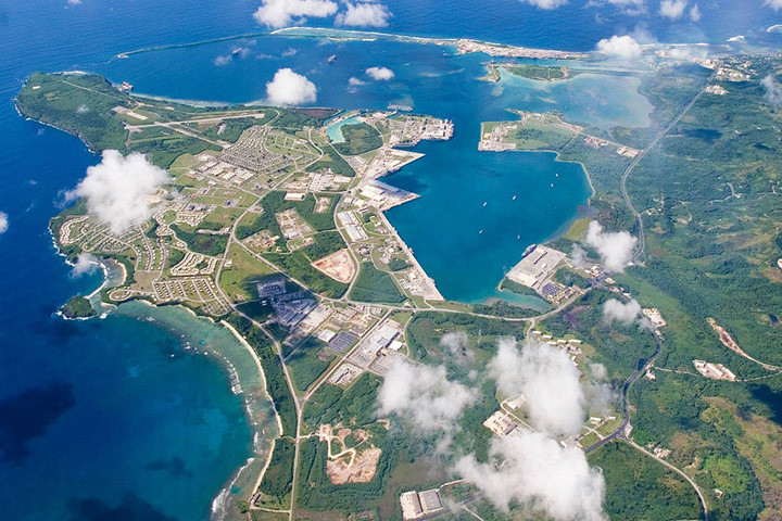 can canh can cu khong quan va hai quan guam cung cac vu khi cua my