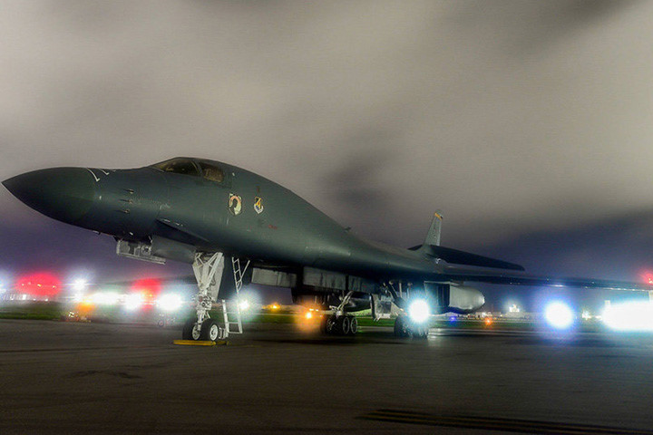 can canh can cu khong quan va hai quan guam cung cac vu khi cua my