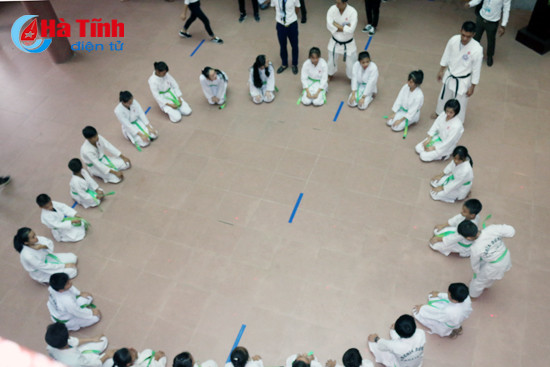 photo man nhan man len dai cua 450 vo si nhi