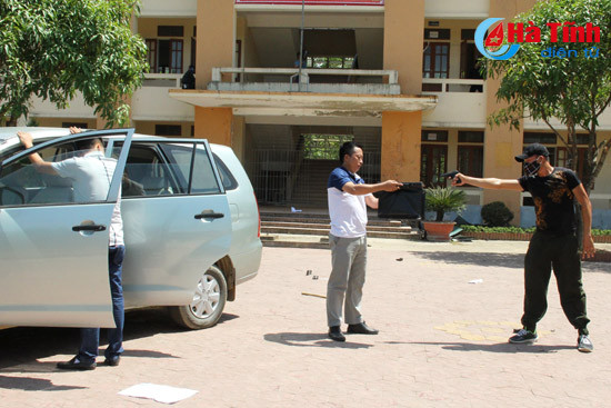 photo gay can man giai cuu con tin tai ubnd huyen vu quang