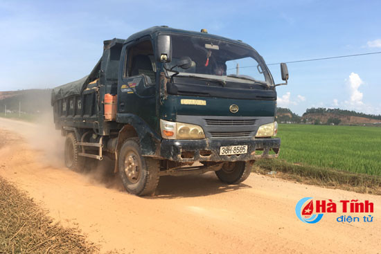 video xe tai cho dat da bam nat duong lien huyen