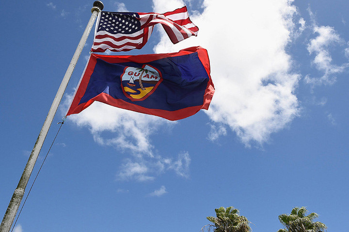 can canh can cu khong quan va hai quan guam cung cac vu khi cua my