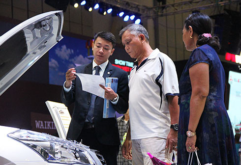 Người Việt vẫn đang chờ đợi diễn biến giá ôtô có giảm trong 2018 khi áp dụng thuế mới. Trong ảnh, khách hàng xem xe tại triển lãm ôtô Việt Nam (VMS) 2017. cac mau xe hang nho se do bo viet nam trong 2018