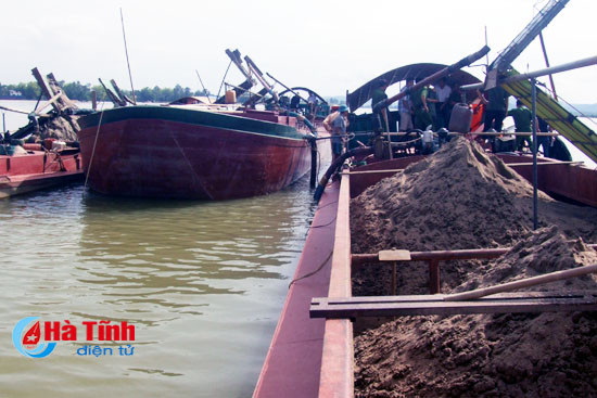 canh sat moi truong bat 5 sa lan hut cat trai phep tren song lam