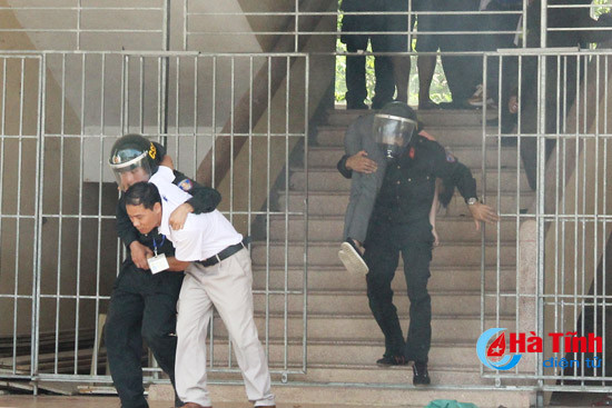 photo gay can man giai cuu con tin tai ubnd huyen vu quang