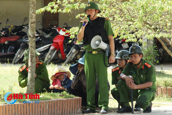 photo gay can man giai cuu con tin tai ubnd huyen vu quang