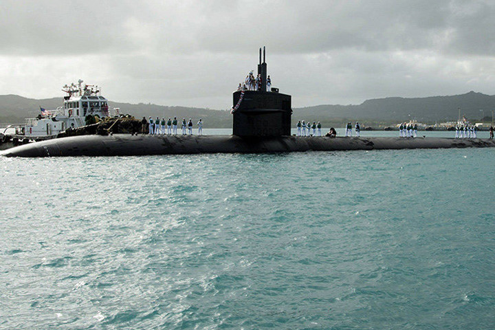 can canh can cu khong quan va hai quan guam cung cac vu khi cua my