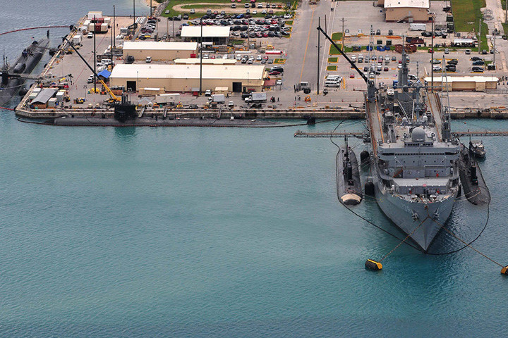 can canh can cu khong quan va hai quan guam cung cac vu khi cua my