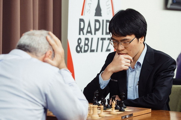 cuu vua co garry kasparov om dau chiu thua le quang liem