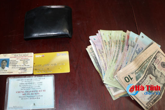 nhan vien y te tra lai vi tien nhat duoc trong bvdk ha tinh