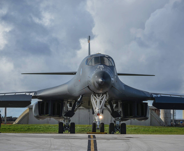 can canh can cu khong quan va hai quan guam cung cac vu khi cua my