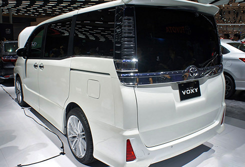 toyota voxy 2017 mpv dan anh cua innova trinh lang