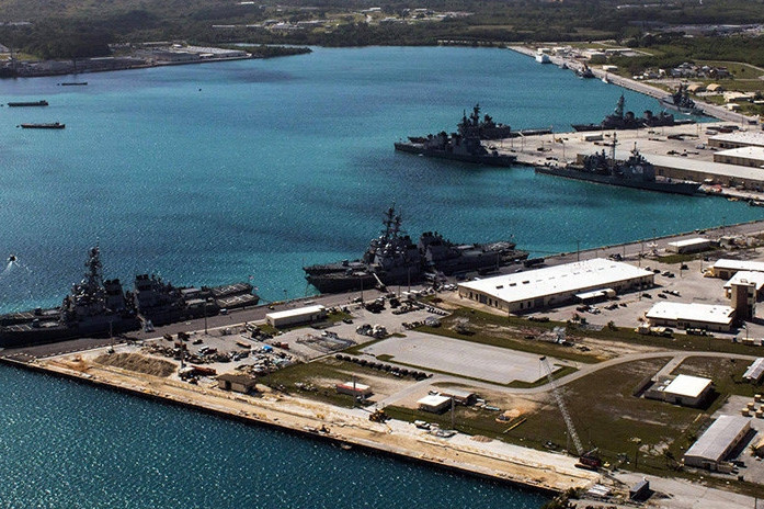 can canh can cu khong quan va hai quan guam cung cac vu khi cua my