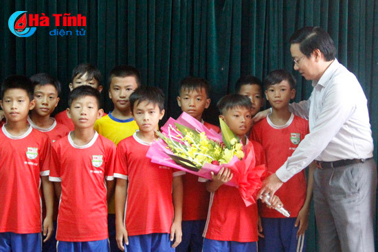 gap mat doi bong da nhi dong ptf ha tinh truoc gio du giai toan quoc 2017