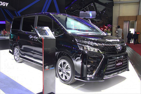 toyota voxy 2017 mpv dan anh cua innova trinh lang