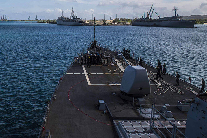 can canh can cu khong quan va hai quan guam cung cac vu khi cua my