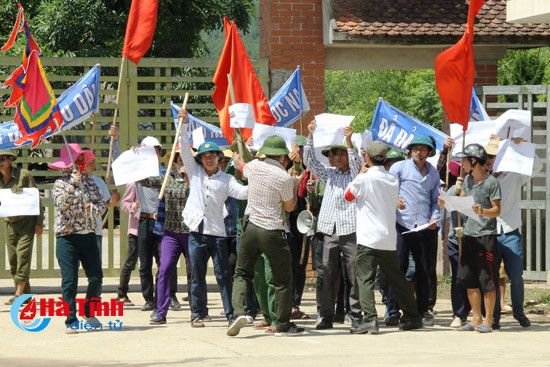 photo gay can man giai cuu con tin tai ubnd huyen vu quang