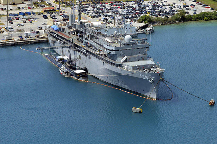 can canh can cu khong quan va hai quan guam cung cac vu khi cua my