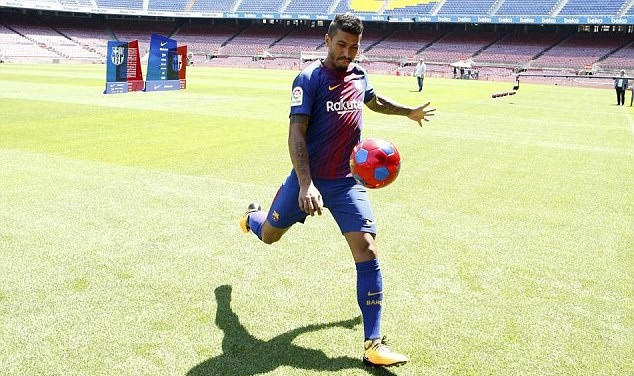 Camp Nou vắng tanh ngày Paulinho ra mắt. barcelona du lich va bong da khung bo va khung hoang